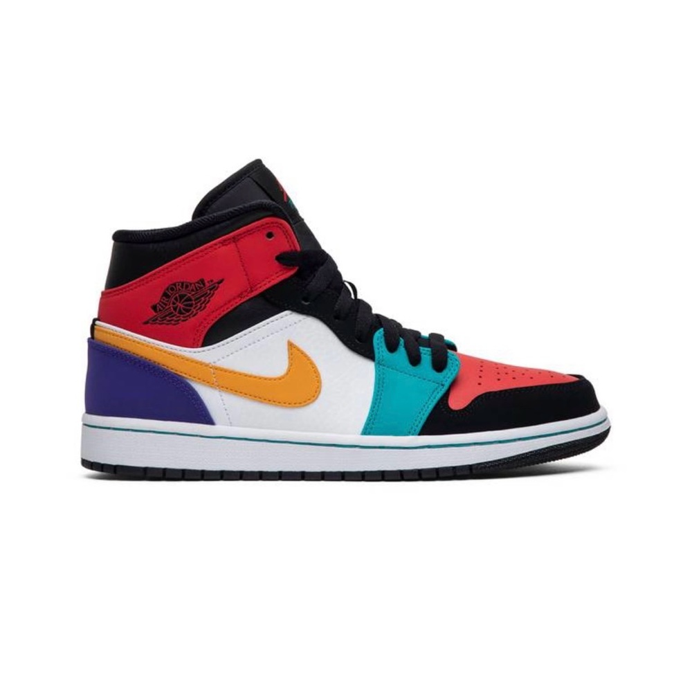 Air Jordan 1s. Size 5 in women's. 3.5 in grade school. Looks brand new